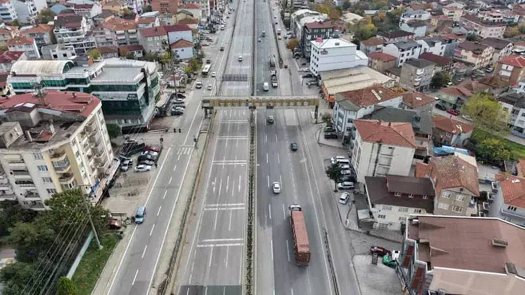 Evinin salonu görününce üst geçidi yıktırdı! 11